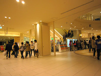 キューズモールの賑わい